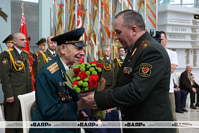 Генерал-лейтенант Виктор Хренин вручил ветеранам первые юбилейные медали «80 лет освобождения Беларуси от немецко-фашистских захватчиков»