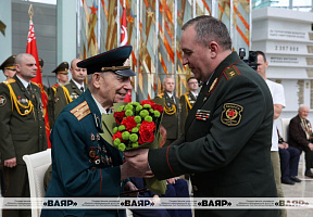 Генерал-лейтенант Виктор Хренин вручил ветеранам первые юбилейные медали «80 лет освобождения Беларуси от немецко-фашистских захватчиков»